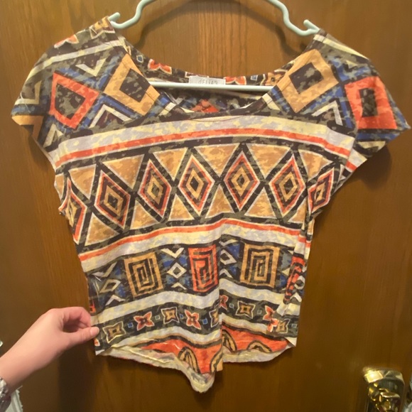 Delias Geometric Print Crop Top - Picture 2 of 4